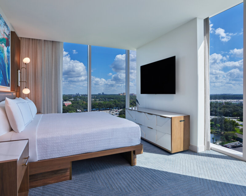 Swan Reserve Signature Corner King Suite Room with Bed, Large TV and Beautiful View