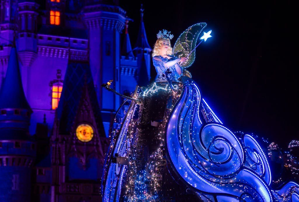 Ein beleuchteter Festwagen vor dem Cinderella-Schloss bei Nacht
