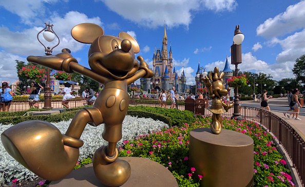 Goldene Mickey- und Minnie-Statuen vor dem Cinderella-Schloss