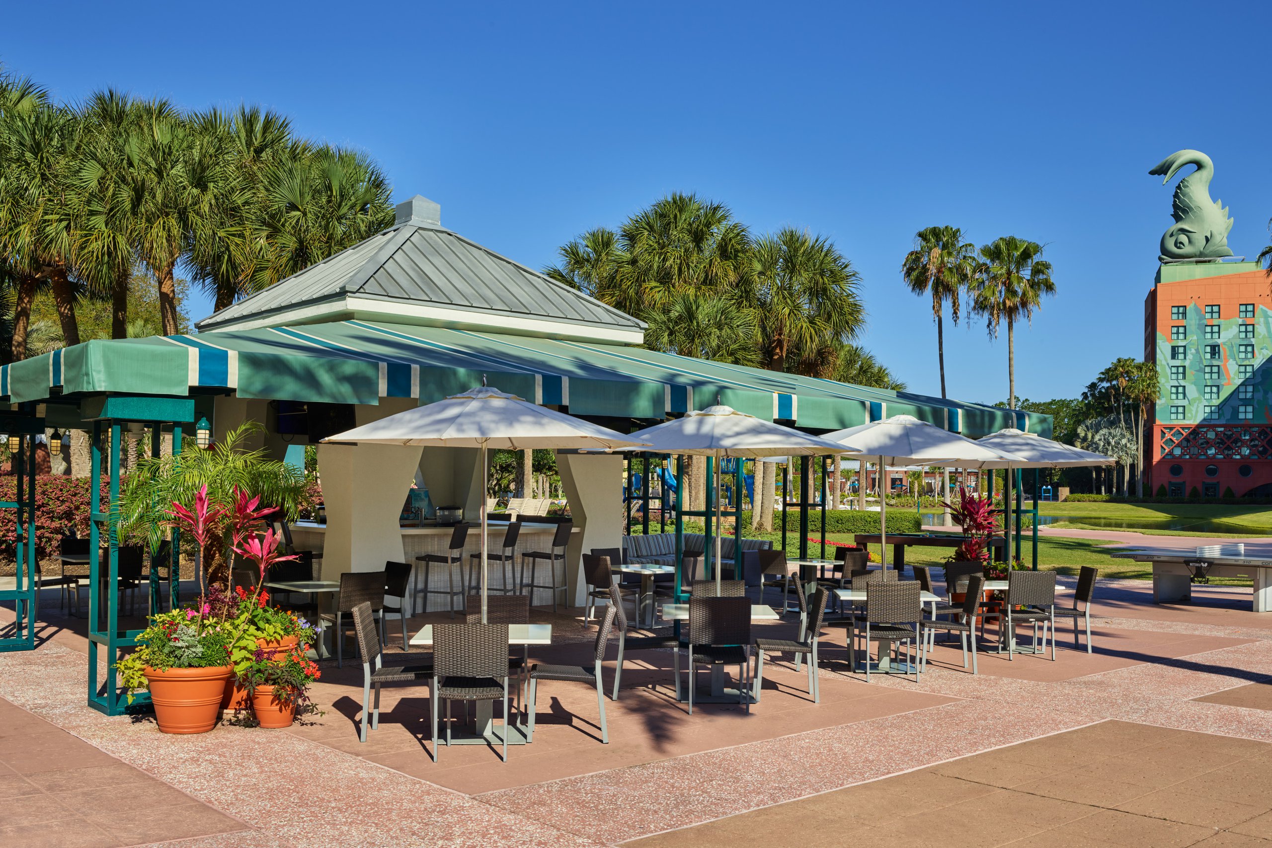 Splash Pool Bar and Grill شرفة مزودة بمظلات وأشجار النخيل