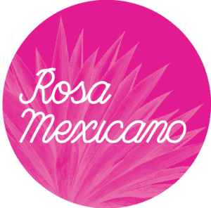 شعار دائري باللون الوردي، تظهر في خلفيته نبتة أغاف خافتة، وتظهر في منتصفه عبارة «Rosa Mexicano» مكتوبة بخط متصل أبيض اللون.